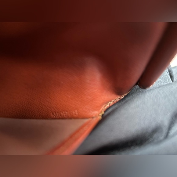 Louis Vuitton women’s Epi long wallet - Picture 4 of 8